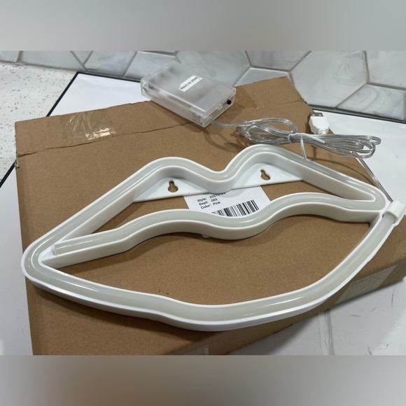 Pink Neon Hanging Light LED LIPS Sign Kisses USB Plug & Battery Slot NEW - Picture 3 of 4